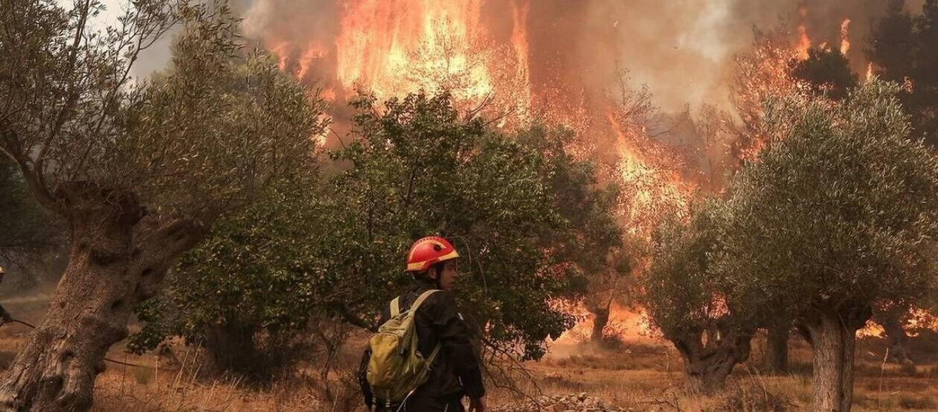 Φωτιά στα Καλύβια: «Έχει κάψει ήδη μερικά σπίτια» λέει ο δήμαρχος
